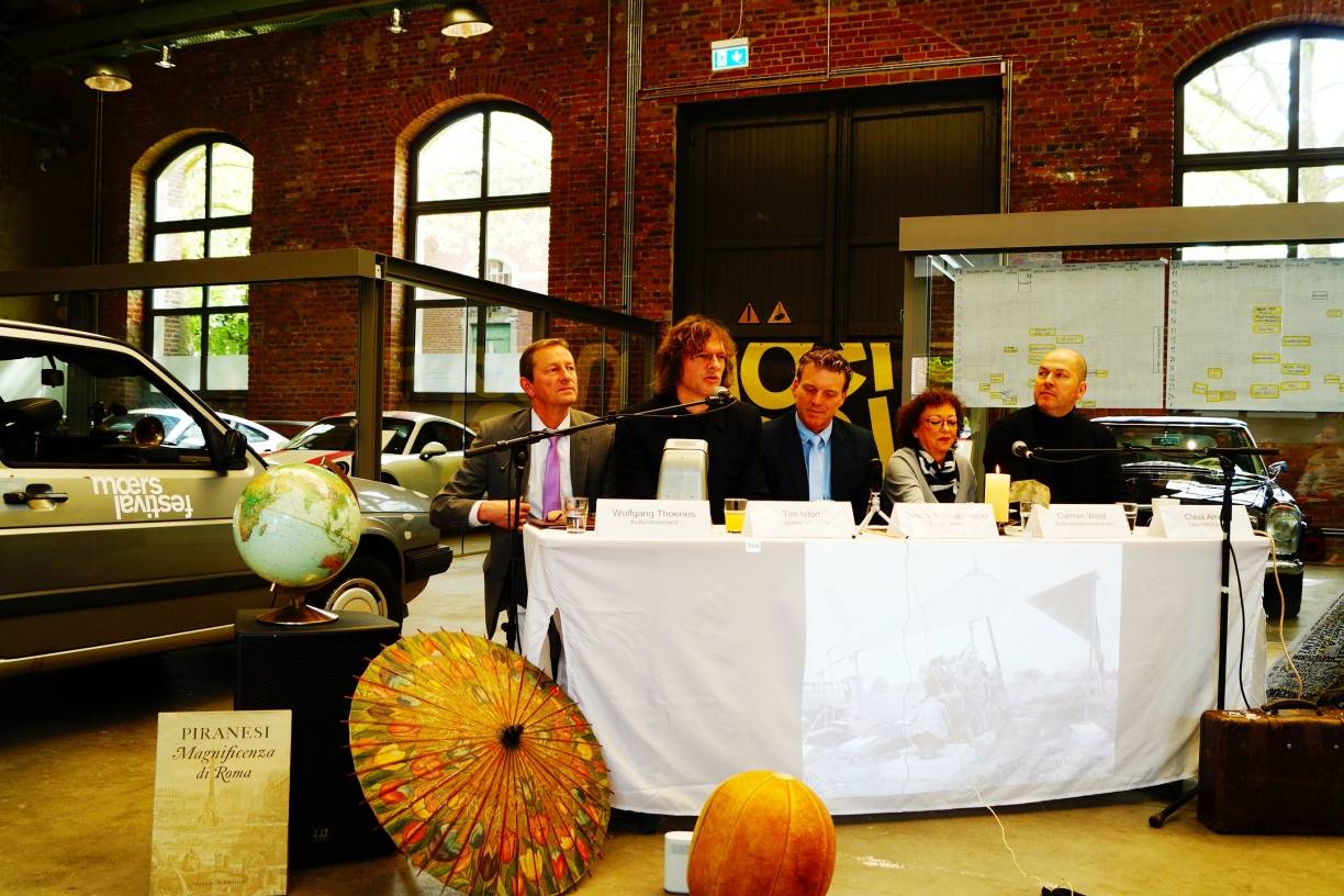  Wolfgang Thoenes (Kulturdezernent der Stadt Moers), Tim Isfort (Künstlerischer Leiter), Christoph Fleischauer (Bürgermeister der Stadt Moers), Carmen Weist (Vorsitzende des Aufsichtsrates der Moers Kultur GmbH) und Claus Arndt (Geschäftsführer der Moers Kultur GmbH). 