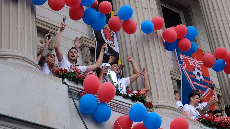 Fans bereiten dem KFC am Rathaus tollen Empfang