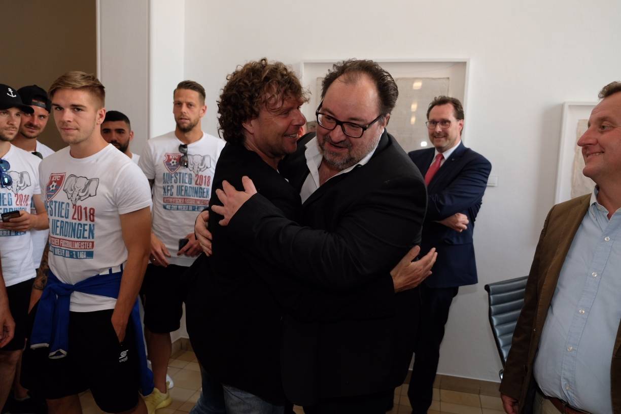  Glückliche Gesichter: Trainer Stefan Krämer und Vorsitzender Mikhail Ponomarev bei der Meisterfeier. Sie haben jetzt erneut Grund zu jubeln. 