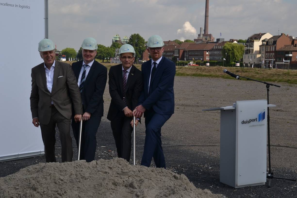  Beim symbolischen Spatenstich auf der Mercatorinsel (v.l.): Erich Staake, Jörg Homering, Mercedes-Benz Vans, Thomas Böger, Schenker, und Oberbürgermeister Sören Link. 