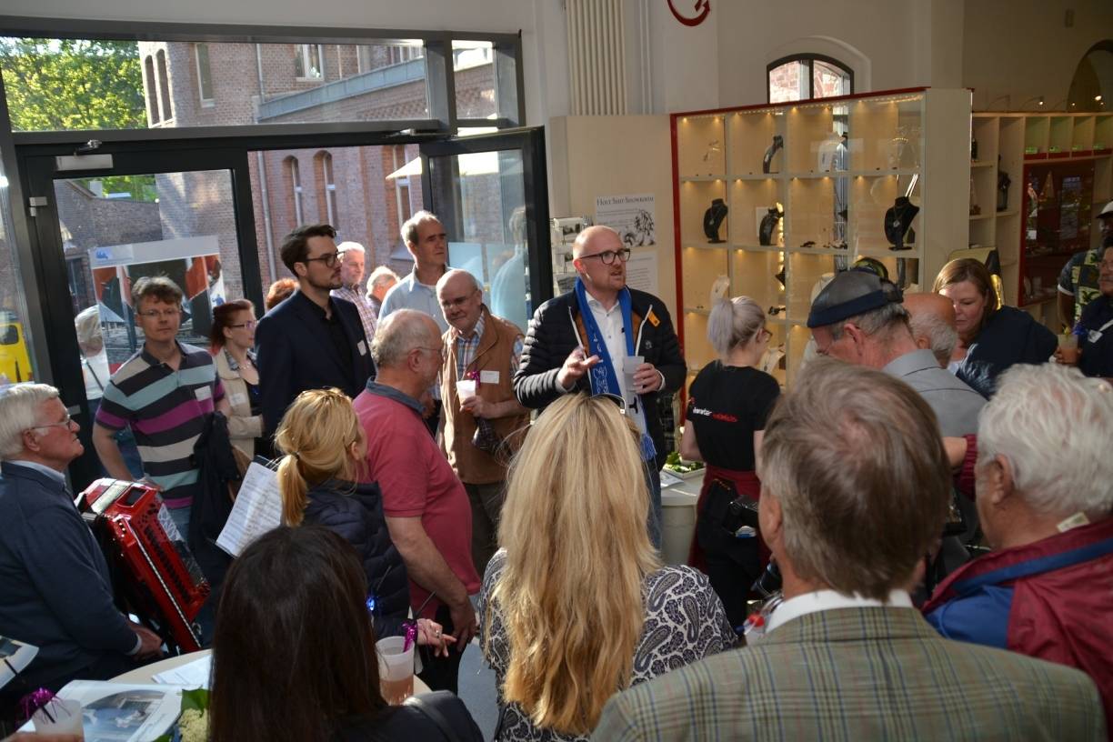 "Heute geht es an Bord": links Akkordeonspieler Eberhard Morsch, mittendrin OB Link im Binnenschifffahrtsmuseum.