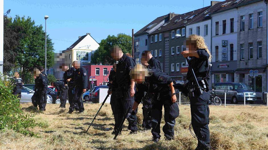 Hundertschaft sucht an der Kölner Straße
