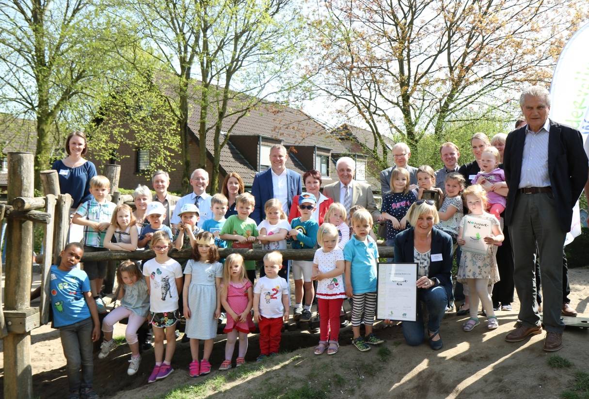  Dr. Michael Arndt (vorne r.), Präsident des Verbands Deutscher Naturparke, Dr. Andreas Coenen (hinten Mitte), Hubert Kaiser (NRW-Umweltministerium, hinten 2.v.l.) und Dr. Ulrich Witte (Deutsche Bundesstiftung Umwelt, hinten 3.v.r.), gratulieren Kita-Leiterin Angela Haller (vorne mit Urkunde). 