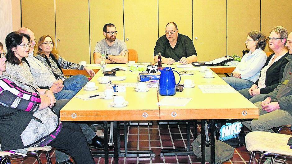 Norbert Stobbe (hinten rechts) und Besucher der offenen Selbsthilfegruppe „Kaffee schmerzfrei“.