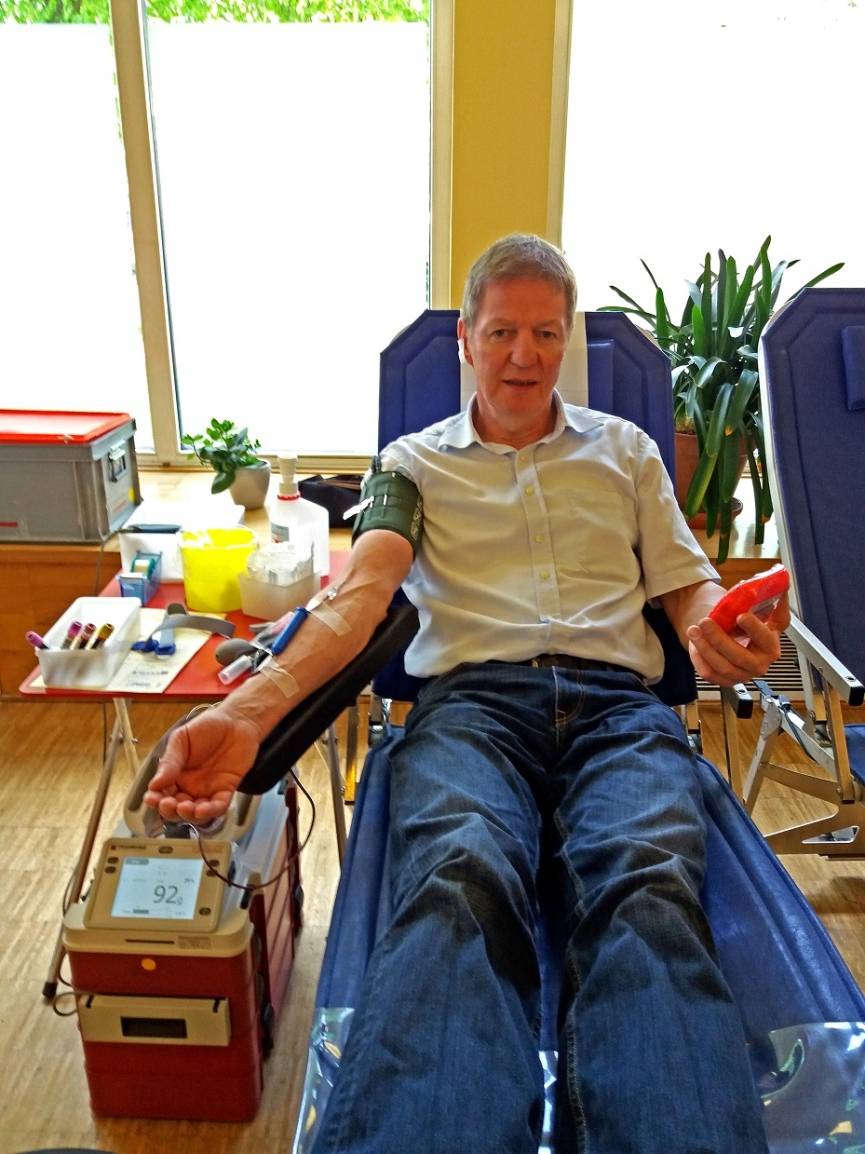  Der Krefelder Beigeordnete Thomas Visser beim ersten Blutspende-Termin des DRK in den Räumen des Paritätischen Wohlfahrtsverbands. 