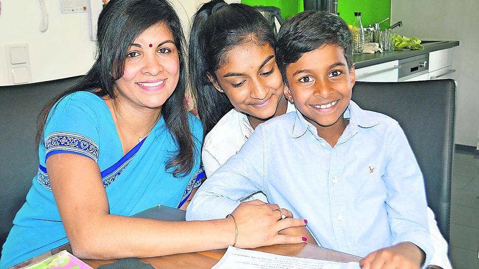  Rogin Logeswaran und ihre Kinder Linisha und Julien: Die Freude über den Preis ist natürlich riesig. 
