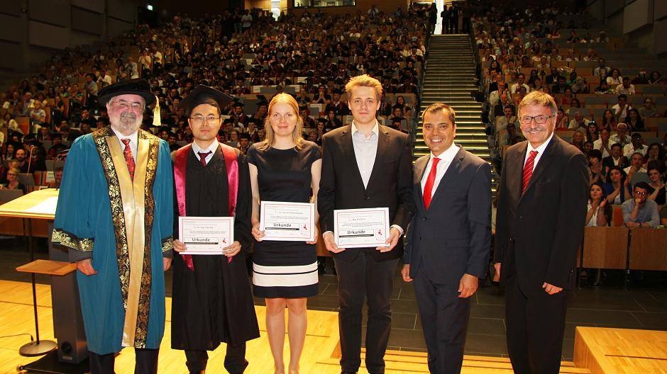  Dr. Yuan Gao, Dr. Lisa Scheunemann und Max Frei halten ihre Urkunden in Händen. Die Ingenieure freuen sich über die Innovationspreise Ingenieurwissenschaften der Sparkasse am Niederrhein. Giovanni Malaponti (2. v.r.) hielt vor rund 800 Gästen bei der Absolventenfeier im Uni-Audimax die Laudatio, Professor Axel Hunger (l.) und Dr. Wolf-Eberhard Reiff gratulieren herzlich. 