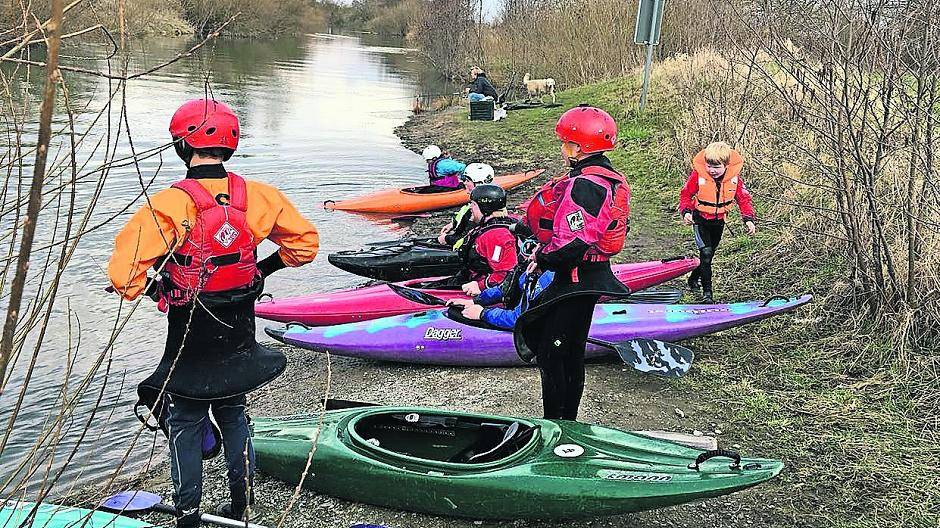  Genauso gespannt wie die Anglerin im Hintergrund auf den ersten „Biss“ wartet, waren die KCRH-Aktiven beim Einstieg in die Lippe und die erwarteten Wildwasser. 