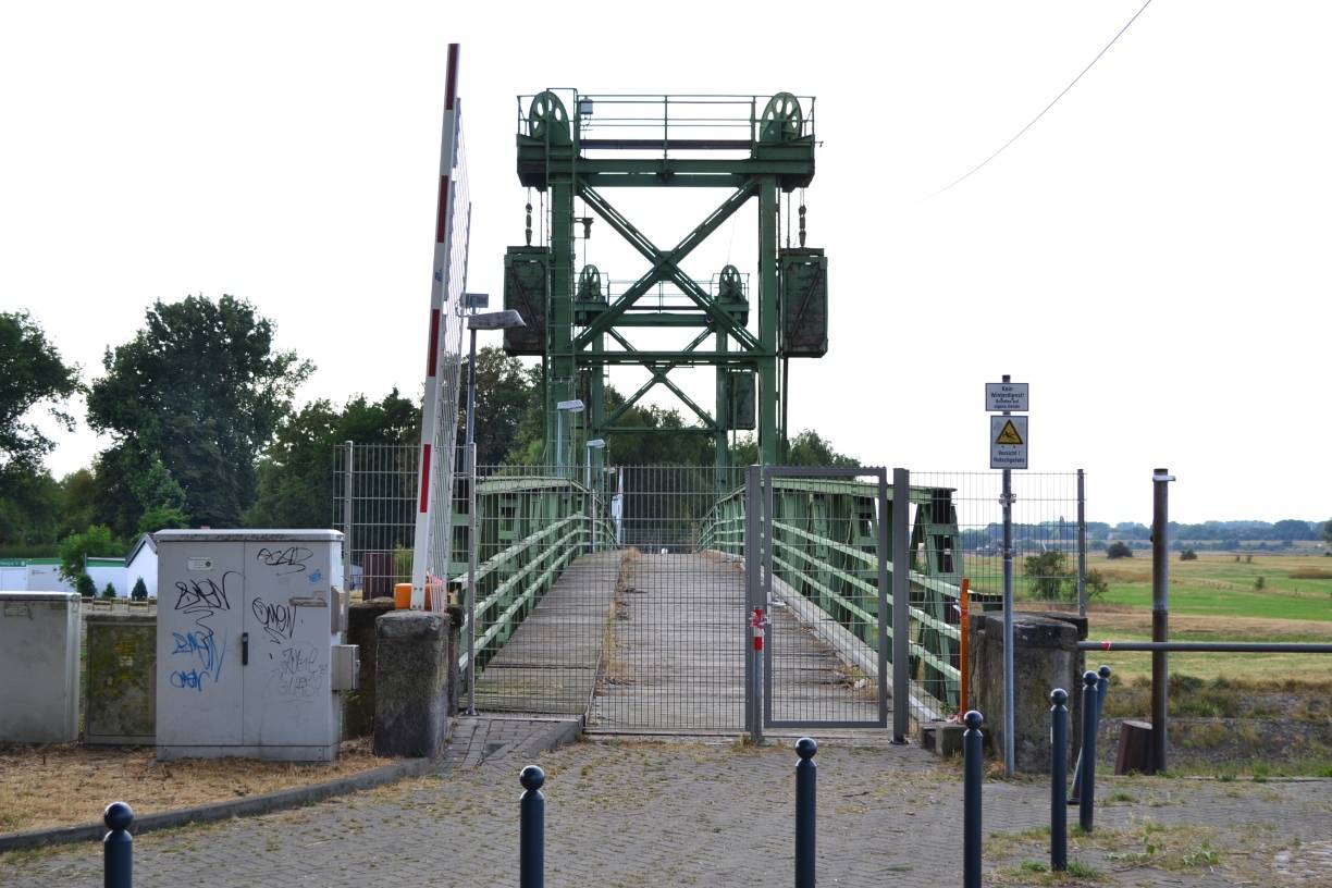  Jüngst wurde ein neuer, fester Absperrzaun montiert. Er soll nachhaltig verhindern, dass die Brücke unbefugt betreten werden kann. Später wird er die Sanierungsbaustelle sichern. 