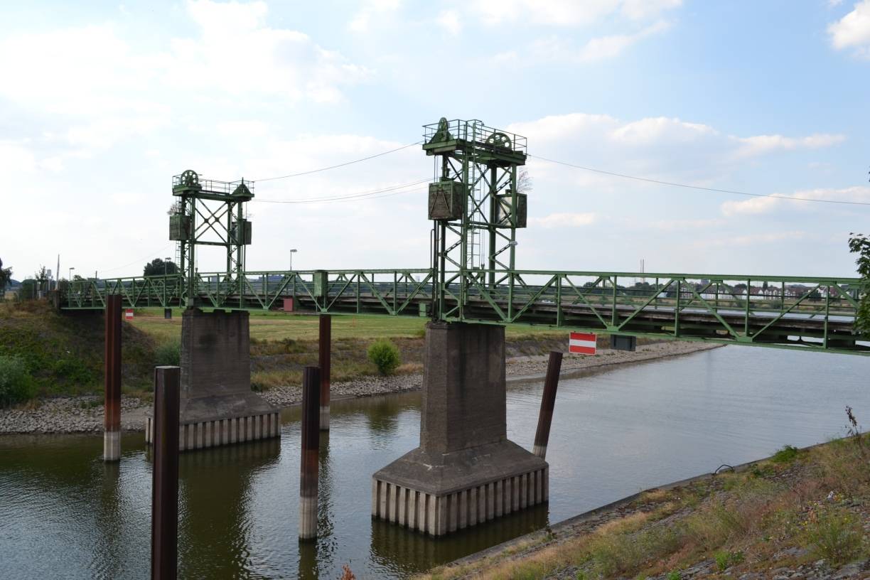  Die 1931 erbaute Hubbrücke über den Rheinpreußenhafen ist seit Monaten gesperrt und muss saniert werden. Der Rheinradweg, der normalerweise über die Brücke führt, ist an dieser Stelle unterbrochen. Hinweisschilder für eine Umleitung gibt es keine. Regelmäßig stehen Radfahrer ratlos da. 