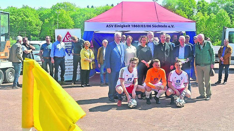 „Großer Bahnhof“ beim ersten Spatenstisch für den neuen Kunstrasen. Im Bild (v.l.): Ehrenvorsitzender Hellmut Trienekens, Rebecca Trienekens-Domrös, Bürgermeisterin Sabine Anemüller, Ehrenvorsitzender Erich van Vlodrop, Pfarrer Dr. Michael Schlößer, ASV-Vorsitzender Wolfgang Güdden und Adolf Thelen.