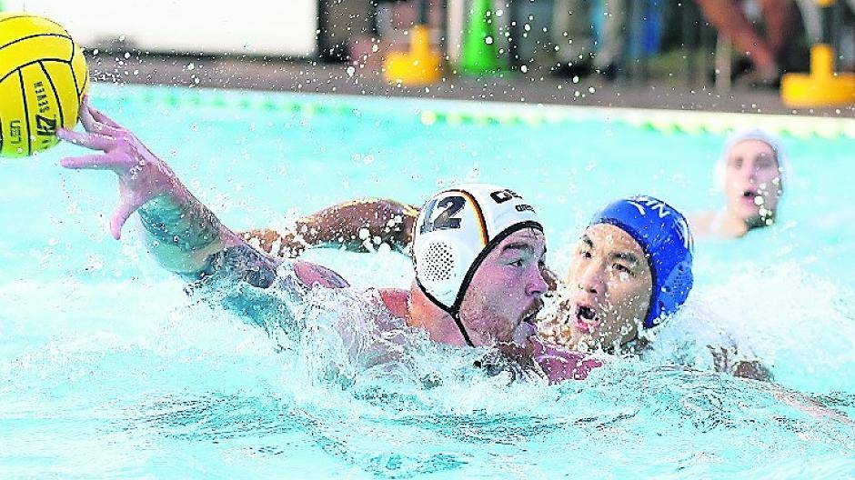 ASCD-Center Dennis Eidner im Duell mit einem chinesischen Gegenspieler beim Vier-Nationen-Cup.