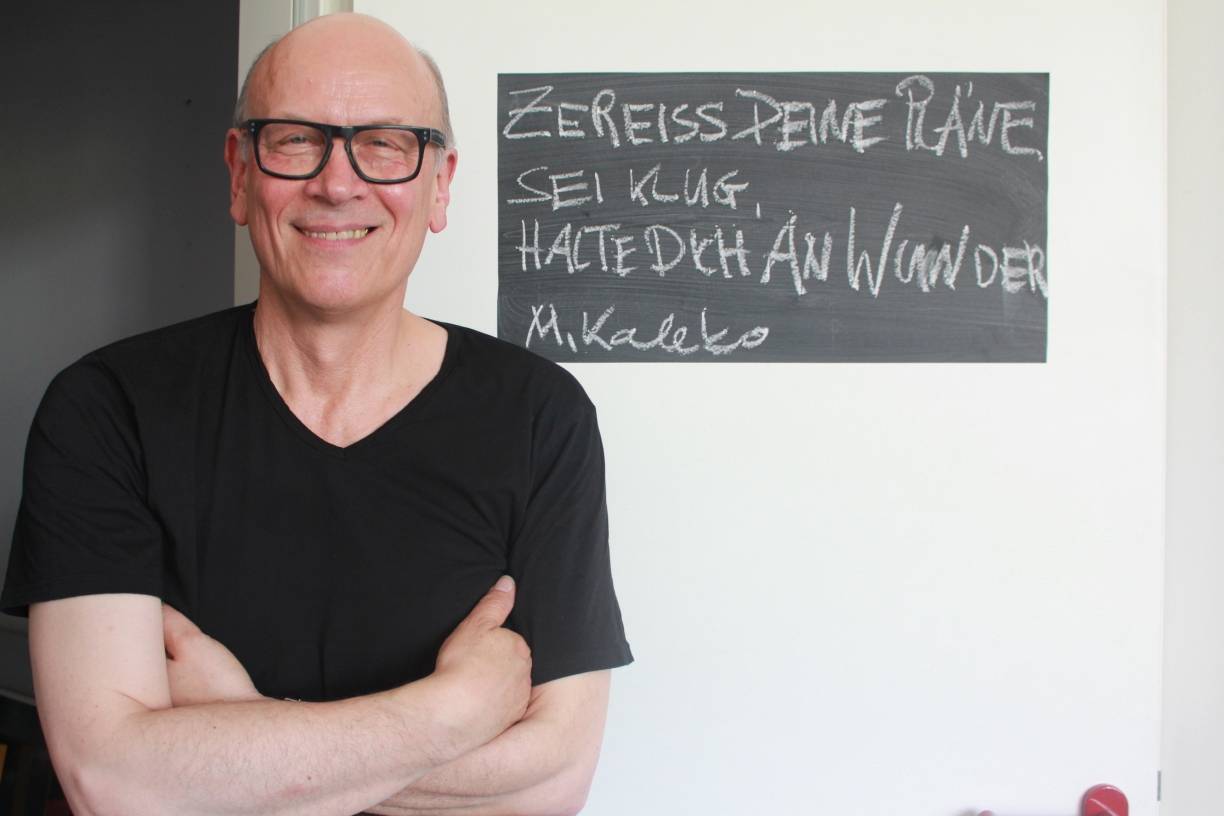  Um die Ecke gedacht: An seine Bürotür in der Fabrik Heeder hat Kresch-Interimsdirektor Helmut Wenderoth den Spruch angeheftet, der für sein eigenes Denken als Künstler steht: „Zerreiß Deine Pläne, sei klug, halte Dich an Wunder“. Darüber lohnt es sich nachzusinnen. 