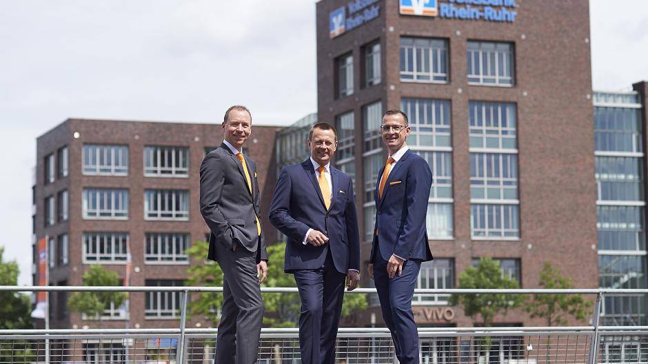 Die Vorstände der Volksbank Rhein-Ruhr (v.l.) Carsten Soltau, Thomas Diederichs und Oliver Reuter, stellten sich im Innenhafen dem Fotografen.