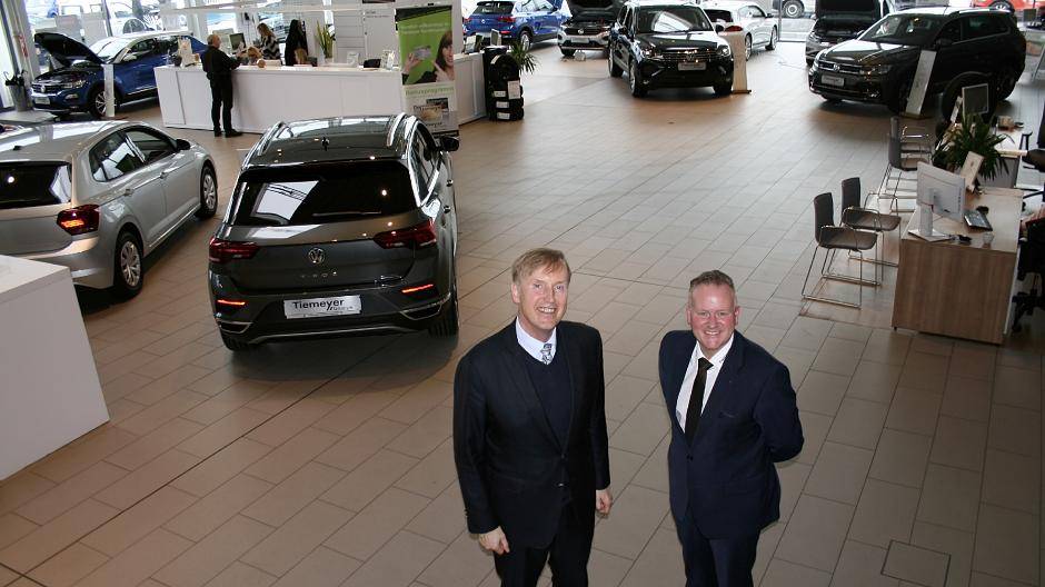  Der Vorstandsvorsitzende der Tiemeyer automobil AG, Heinz-Dieter Tiemeyer, und Duisburger Betriebsleiter Andreas Klosterköther präsentierten in einer Bilanzpressekonferenz Zahlen, Daten, Fakten. 