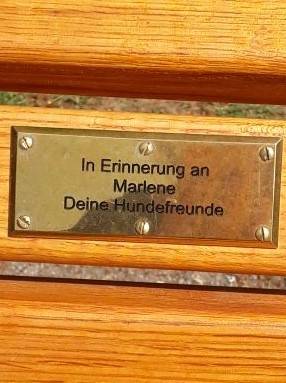 Stadtwald: Hundefreunde erinnern mit Bank an Marlene Leuchter