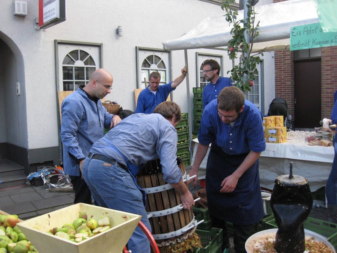 Erfrischend: An diesem Stand wird Apfelsaft gepresst.