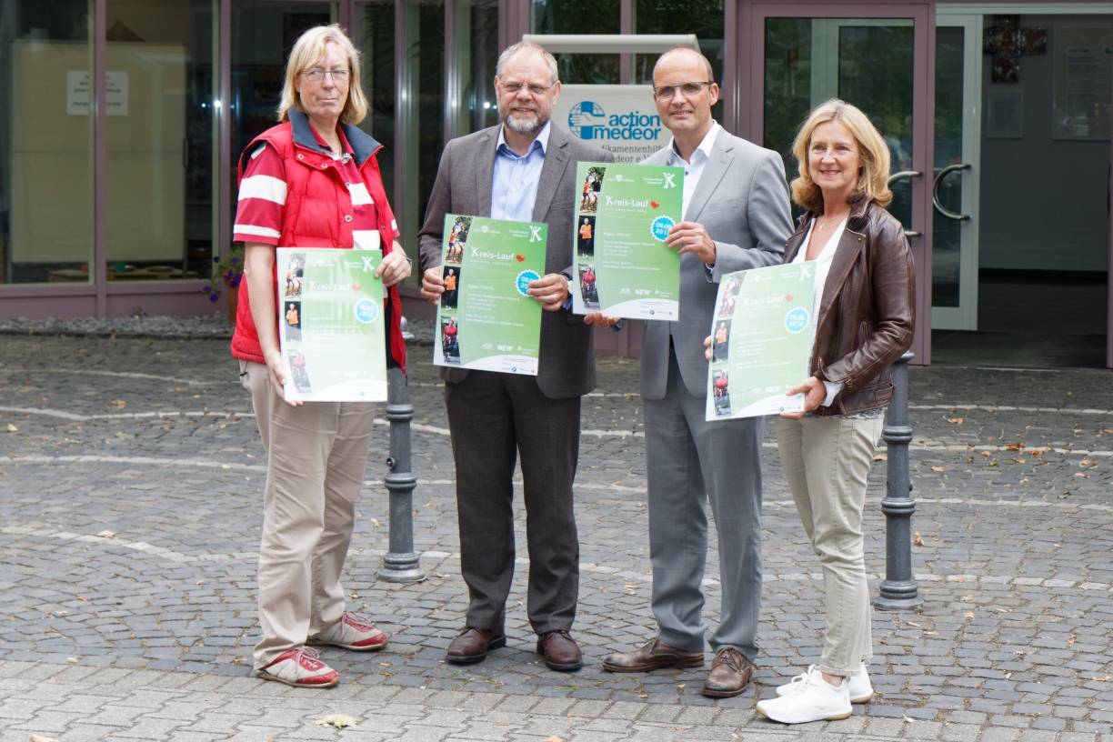 Laden zum Kreis-Lauf 2018 nach Tönisvorst ein: KSB-Vorsitzende Angelika Feller, action medeor-Geschäftsführer Bernd Pastors und KSB-Geschäftsführerin Klaudia Schleuter.