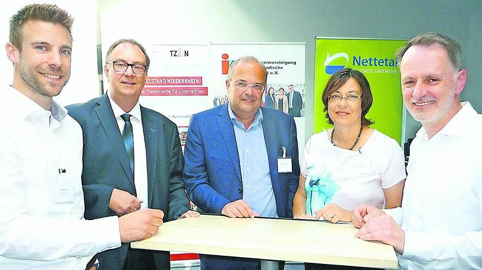  Forum Mittelstand in Nettetal: (von links) die beiden Podiumsteilnehmer Holger Aretz und Ralf Stobbe, Gastgeber TZN-Geschäftsführer Dr. Thomas Jablonski, Moderatorin Karin Drabben und Rainer Kratzmann, der das Impulsreferat hielt. 