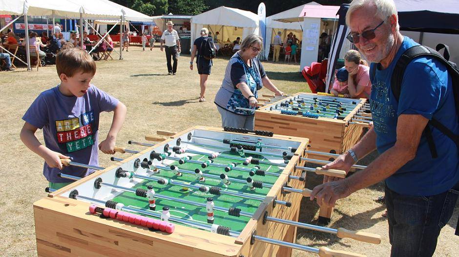 Aktiv: Der siebenjährige Damian und sein Großvater Gunnar liefern sich am Kicker ein...