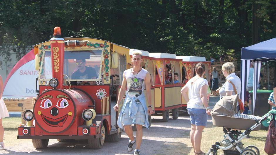 Mobil: Die Wieseneisenbahn tuckert lustig über die Sandwege. Aufmerksame Helfer sorgen...