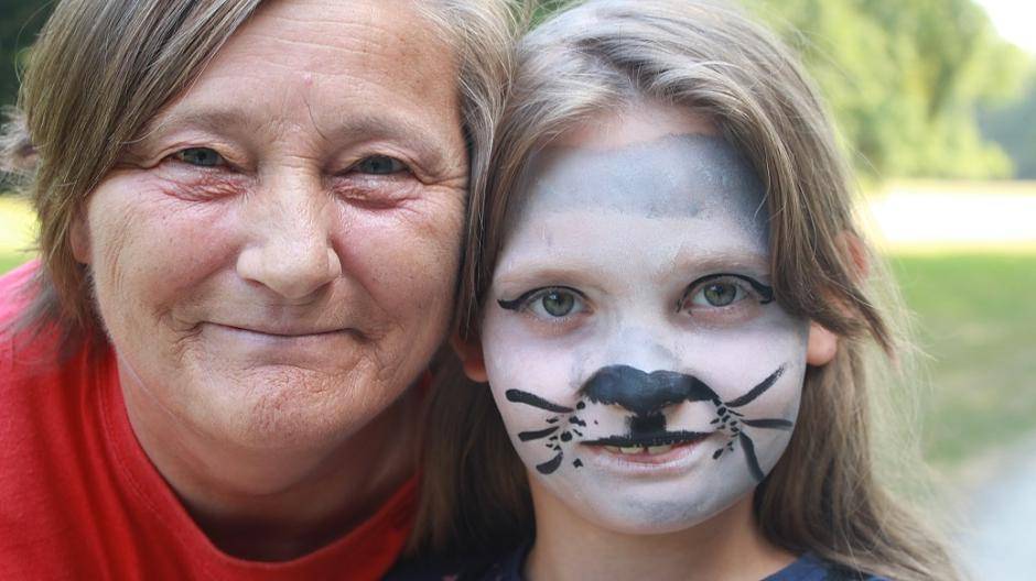 Verwandelt: Kimberly (8) hat sich schminken lassen. Oma Gudrun freut sich...
