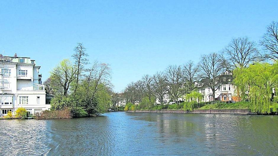 Vor dem Start: Unser Mitarbeiter Franz Josef Ungerechts am Jungfernstieg und ein Blick vom Wasser aus auf die „Elphi“.