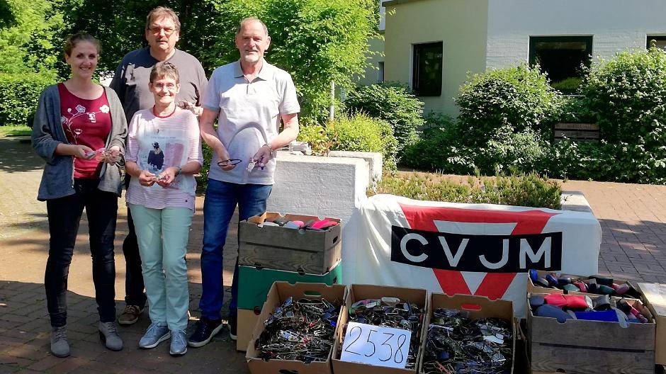 Simone Henzler (ganz links) vom Deutschen Blindenhilfswerk freut sich über die 2.538 Brillen, die Horst Weien, Gisela Bachmann und Wolfgang Steinhardt (vl) vom CVJM Moers Hochstraß am Dienstag am Gemeindezentrum überreichten.