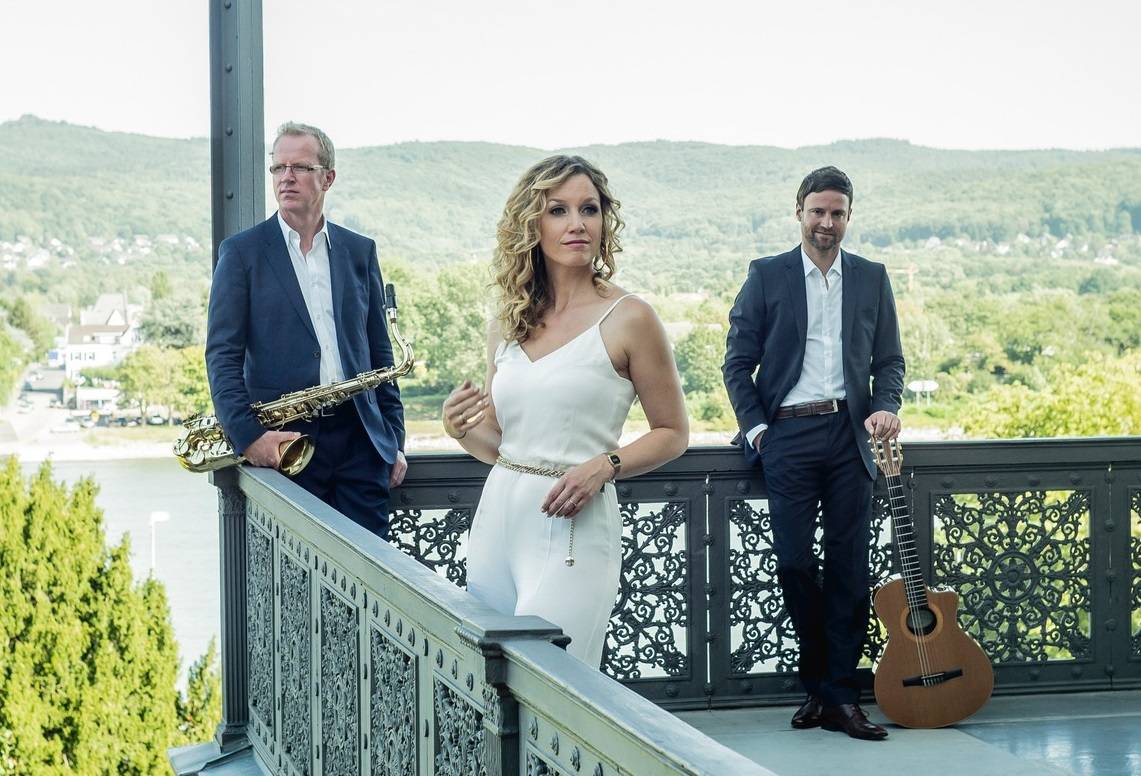  „Feliz“ kombinieren große Stücke aus alten Epochen und aktuelle Interpreten. Besetzung: Angela Luis (Gesang, Schlagwerk), Felix Heydemann (Gitarre) und Lothar van Staa (Saxophon, Flöte). 