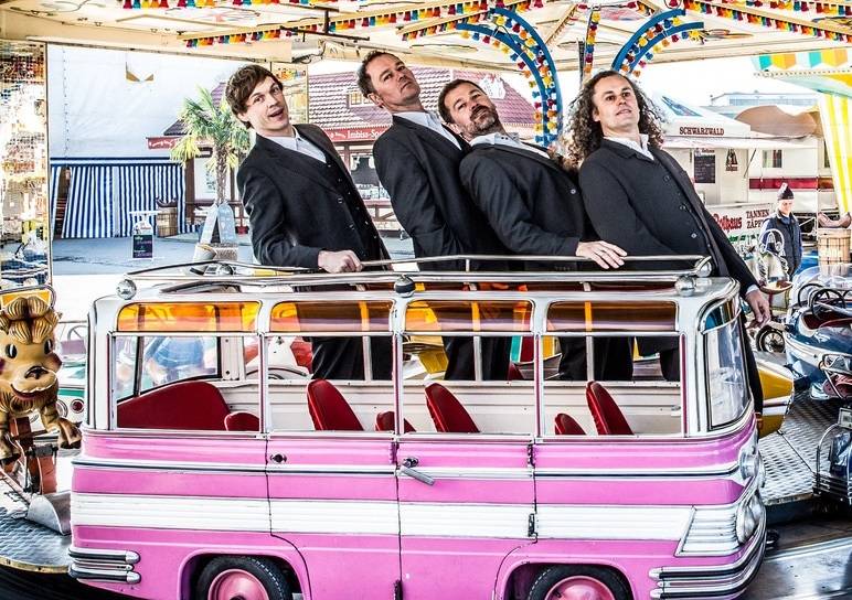   „Acoustic Fun Orchestra“: Coco Buchholz (Akkordeon, Gitarre, Gesang), Robert Scheffert (Bass, Gesang), Lorenz Buchholz (Gitarre, Charrango, Gesang) und Tilo Bucholz (Schlagzeug, Gesang). 