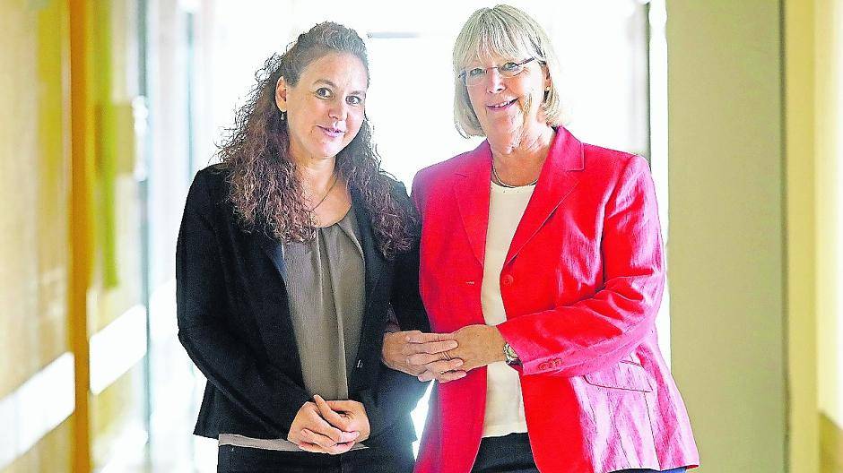  Neue und scheidende Pflegedienstleiterin im AKH Viersen: Dorothee Böckels (rechts) verabschiedet sich nach rund 46 Jahren Mitarbeit. Ihre Nachfolgerin ist Nadine Lafontaine. 