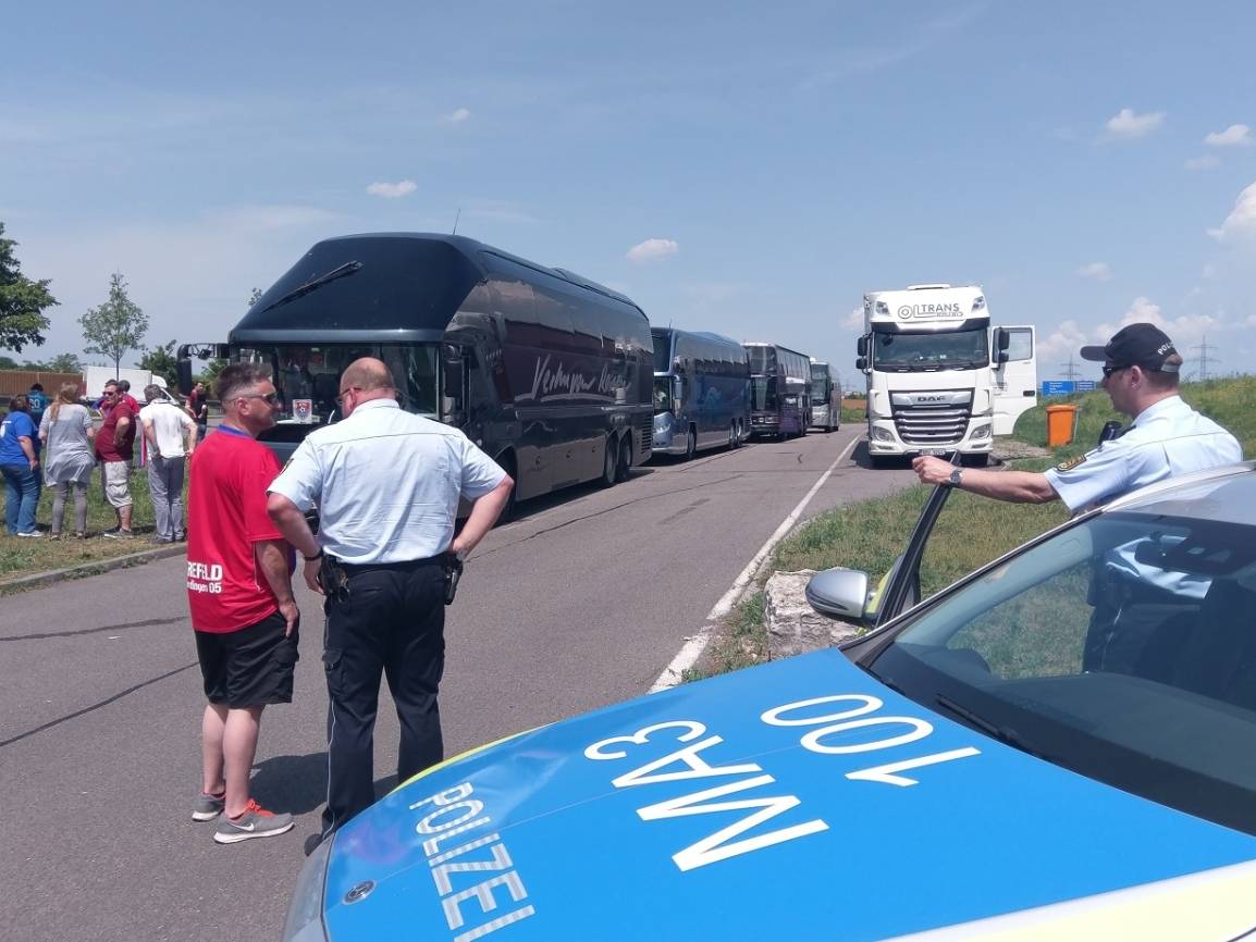 Krefelder Fanbusse am Treffpunkt mit der Polizei, die sie zum Mannheimer Stadion...