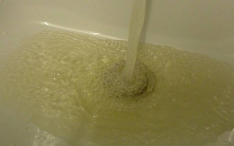 So ähnlich sah das Trinkwasser aus, das am Dienstagnachmittag in Baerl aus den Wasserhähnen floss. Gelöste Mineralen und Rost aus dem Leistungssystem sollen dafür verantwortlich gewesen sein.