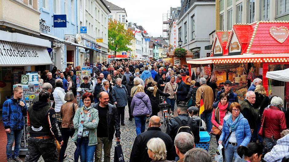  Die Kaufmannschaft war mit der Qualität des Moerser Herbstes nicht zufrieden - der Werbering Moers stürzte in die Krise. 