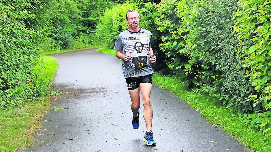  Am liebsten trainiert Axel Zachau im Grünen, wie hier am Dr. Ernst van Aaken Stadion in Schwalmtal. 