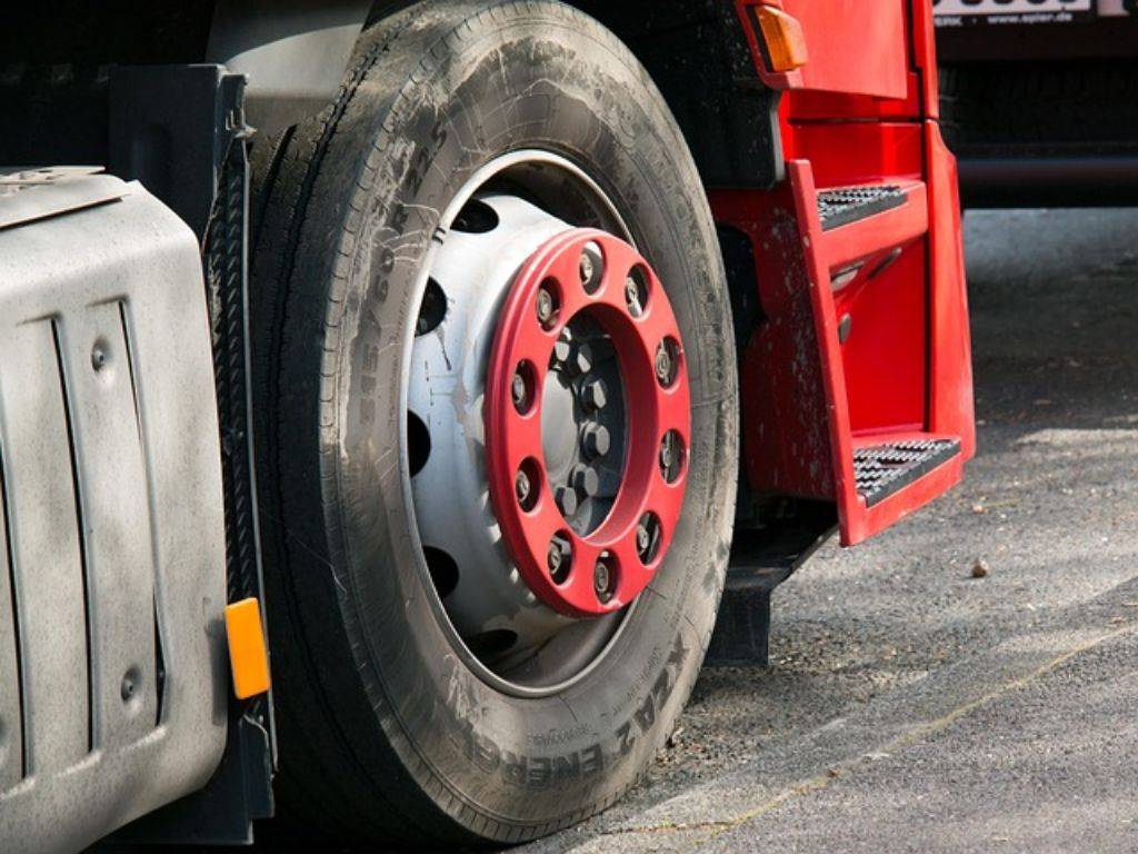 Von LKW erfasst: 69-Jähriger lebensgefährlich verletzt