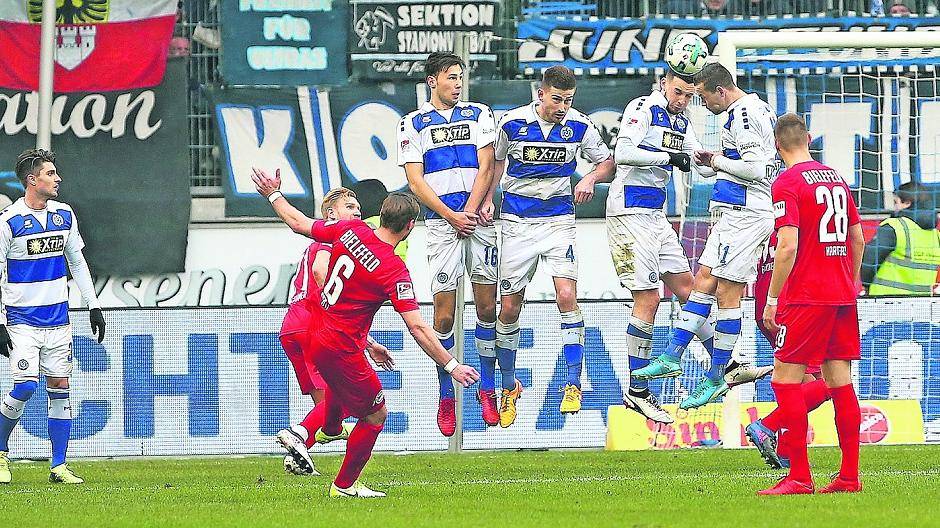 Drin das Ding: Tom Schütz zirkelt den Ball zur 1:0-Gästeführung an der MSV-Mauer vorbei ins Tor. Fotos (2): Volker Nagraszus