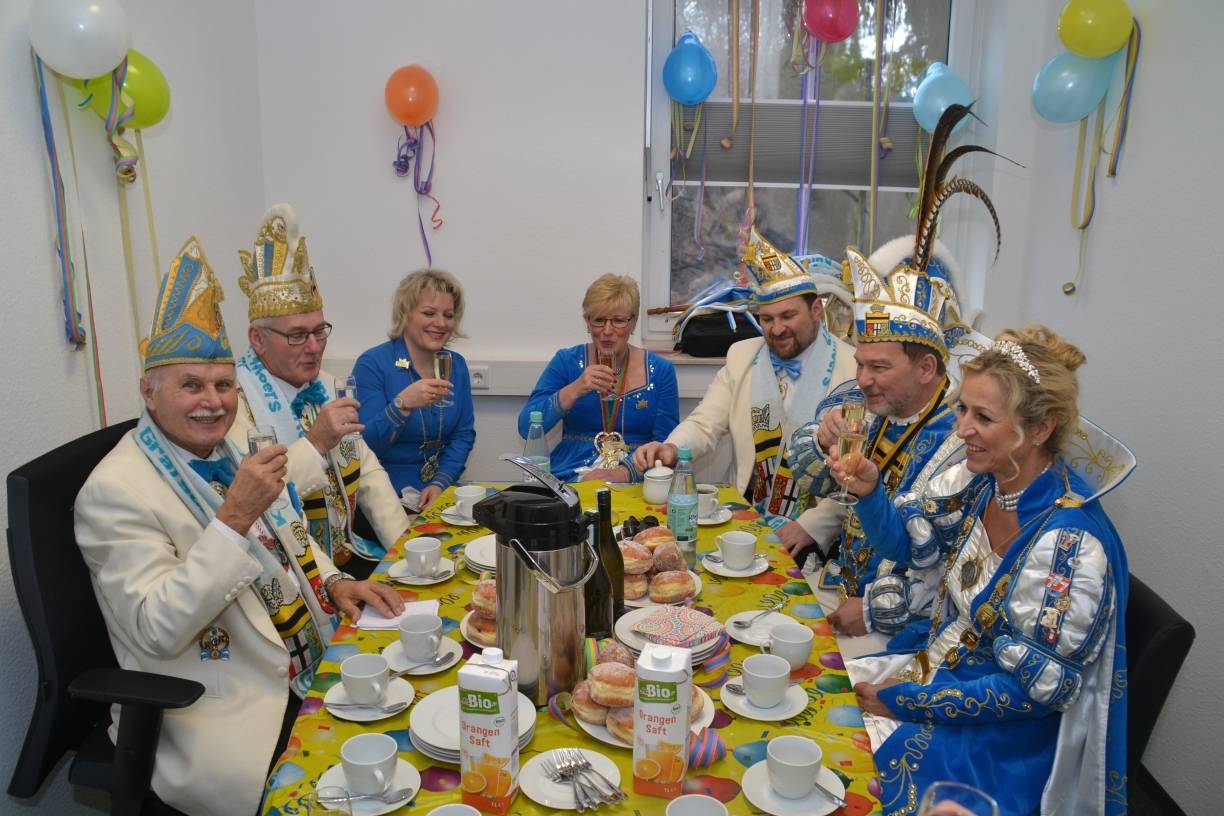  Ein Prosit auf den Grafschafter Karneval! Nicht nur KGK-Pressesprecher Manfred Dürig (l) freut sich, wieder ein so sympathisches Prinzenpaar begleiten zu dürfen. 