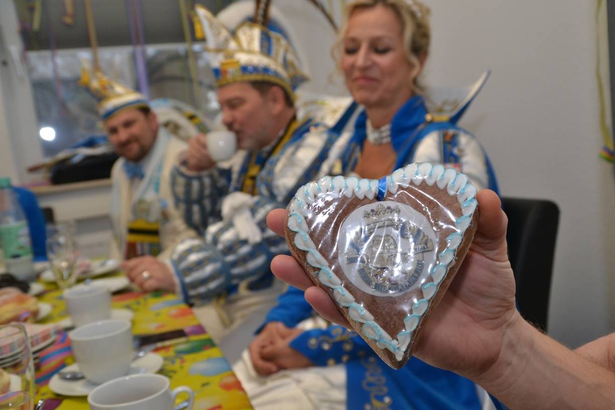  Ein essbarer Orden - das wäre neu. Nein, das Lebkuchenherz gab es noch on top. Wer genau hinschaut, kann vielleicht das Motiv des diesjährigen Umzugswagens erahnen.  