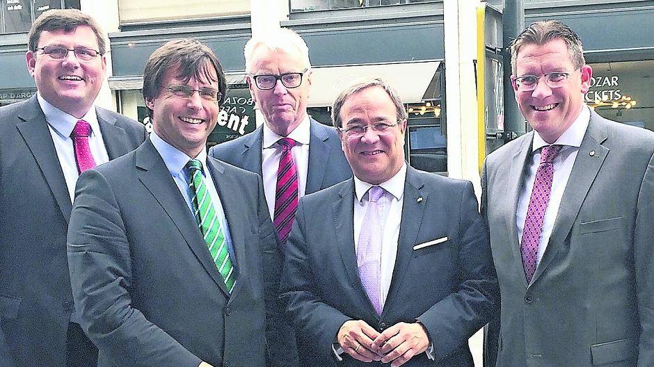 Feier 60 Jahre Frieden in der Benelux-Region: Ministerpräsident Armin Laschet (Zweiter von rechts), Rüdiger Lüdeking (deutscher Botschafter in Belgien), Hans Stein (Leiter der Landesvertretung/ links), Dietmar Brockes MdL (Europaausschussvorsitz/rechts) und Dr. Marcus Optendrenk MdL (Vorsitzender der Parlamentariergruppe NRW-Benelux/ Zweiter von links).