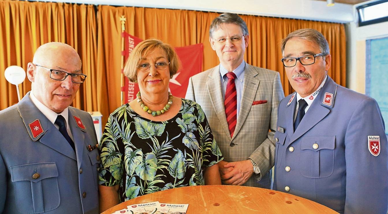Freuten sich mit dem neuen Stadtbeauftragten der Malteser Krefeld: Lothar Berres (stellvertretender Stadtbeauftragter), Bürgermeisterin Karin Meincke, Dr. Wilhelm Ulrich Schmidt (Stadtbeauftragter) und Jürgen Werner (Diözesenleiter der Malteser in der Diözese Aachen).