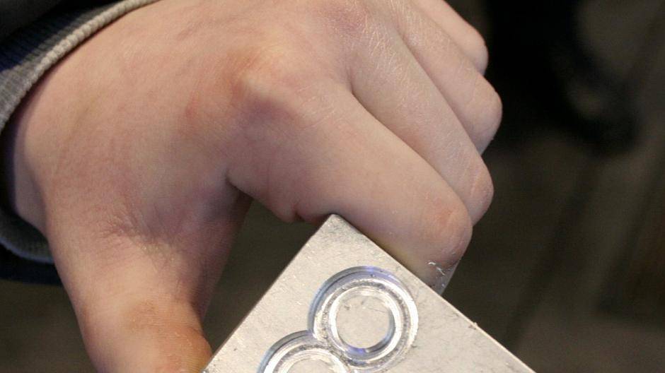  ... und am Ende hat man ein kleines selbstproduziertes Werkstück in der Hand. Viele Jugendliche waren begeistert dabei. 