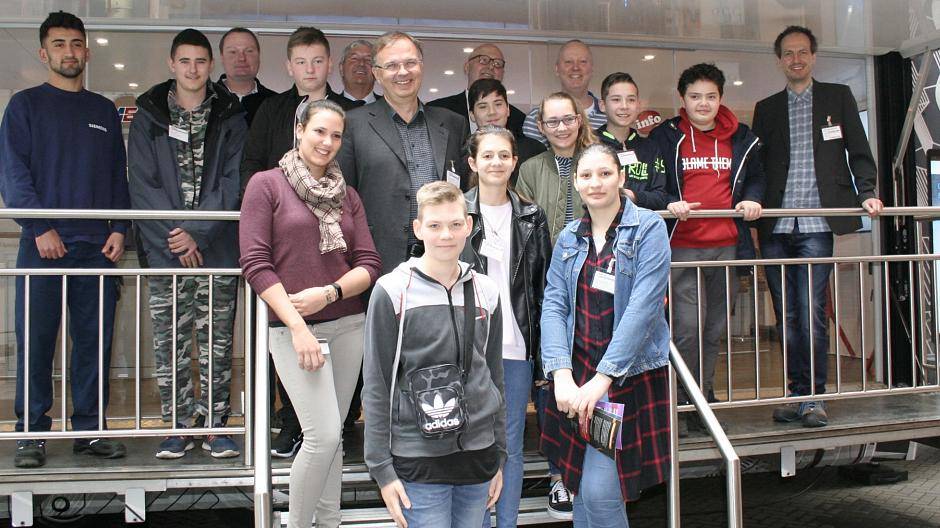 Vor dem Ausbildungs-Truck versammelte man sich nach dem ersten Info-Teil zum Gruppenfoto.