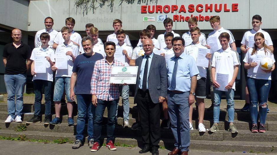  Bürgermeister Frank Tatzel übergab nun die Zertifikate des DFB im Rahmen einer kleinen Feierstunde mit Schulleiter Norbert Giesen, Mirko Schweikhard (FVN), Oliver Krause (Schulfußballausschuss FVN), Bernd Krasemann (Schulfußballausschuss Kreis 7 — Moers) und dem Vertreter des langjährigen Projektpartners Commerzbank Christian Bolder. 