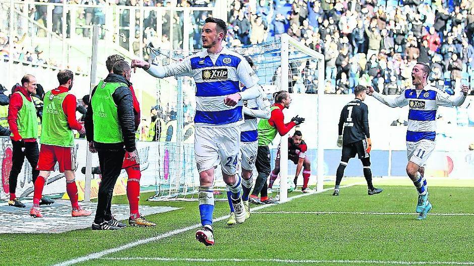  Die Entscheidung: Borys Tashchy trifft zum 2:1 und dreht jubelnd ab. 