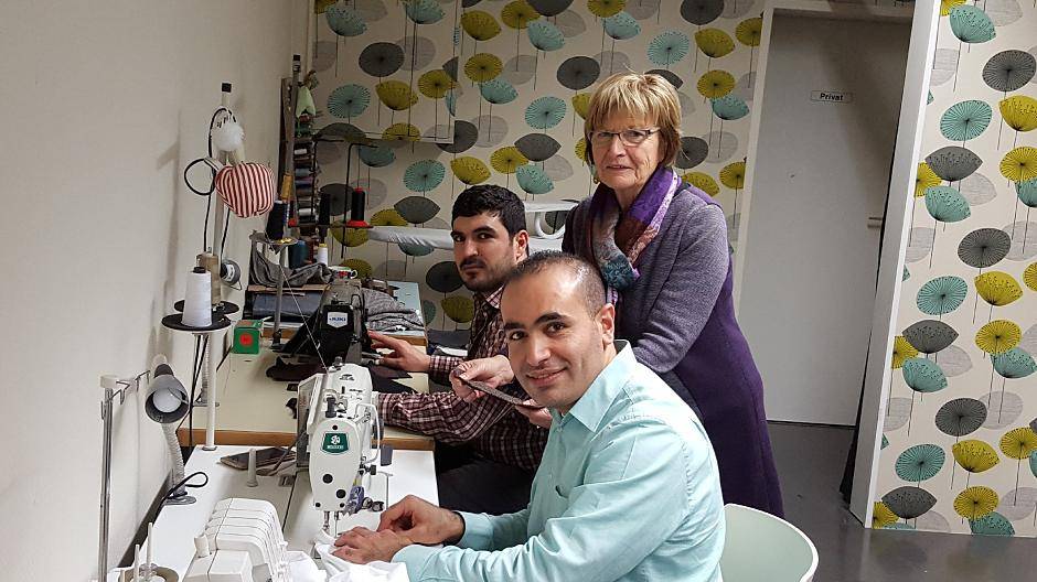 An den Nähmaschinen: Jaudat Sido (vorne, blaues Hemd), dahinter Kamal Khalil und Gisela Alsdorf. 