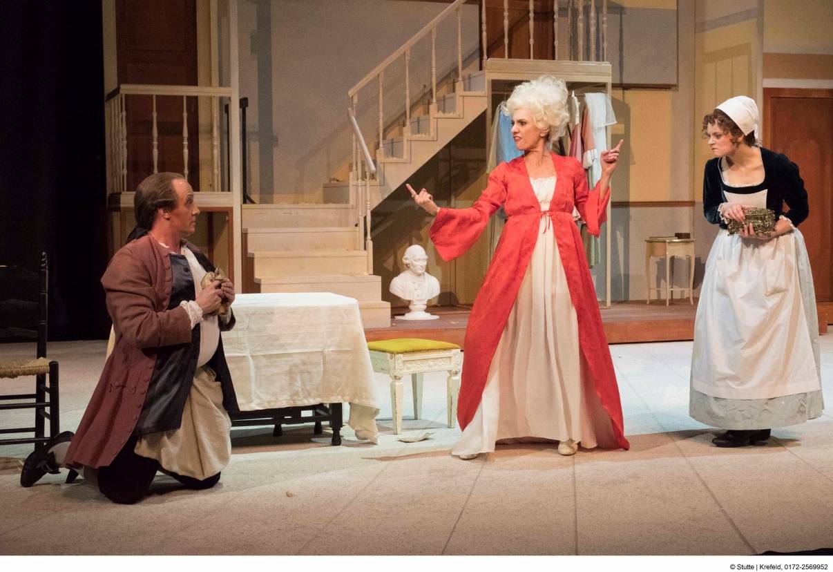  Zurück ins 18. Jahrhundert: Minna von Barnhelm (Esther Keil) weiß sich durchzusetzen. Mit einem Finger dirigiert sie den unterwürfigen Wirt (Christopher v.u.z. Lerchenfeld), mit dem anderen ihre Dienerin Franziska ( Denise Matthey). 