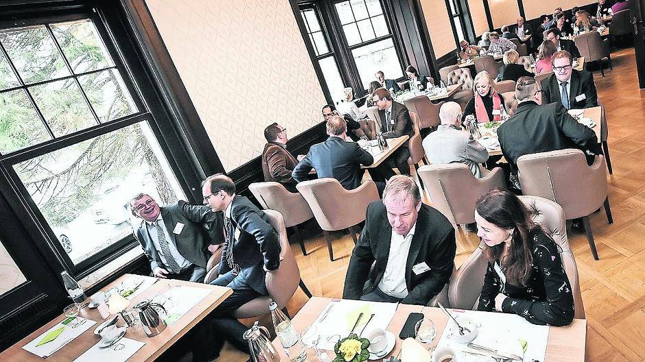  Den ersten „Frühstart“ in diesem Jahr nutzten die Teilnehmer, um alte Kontakte aufzufrischen und neue zu knüpfen. 