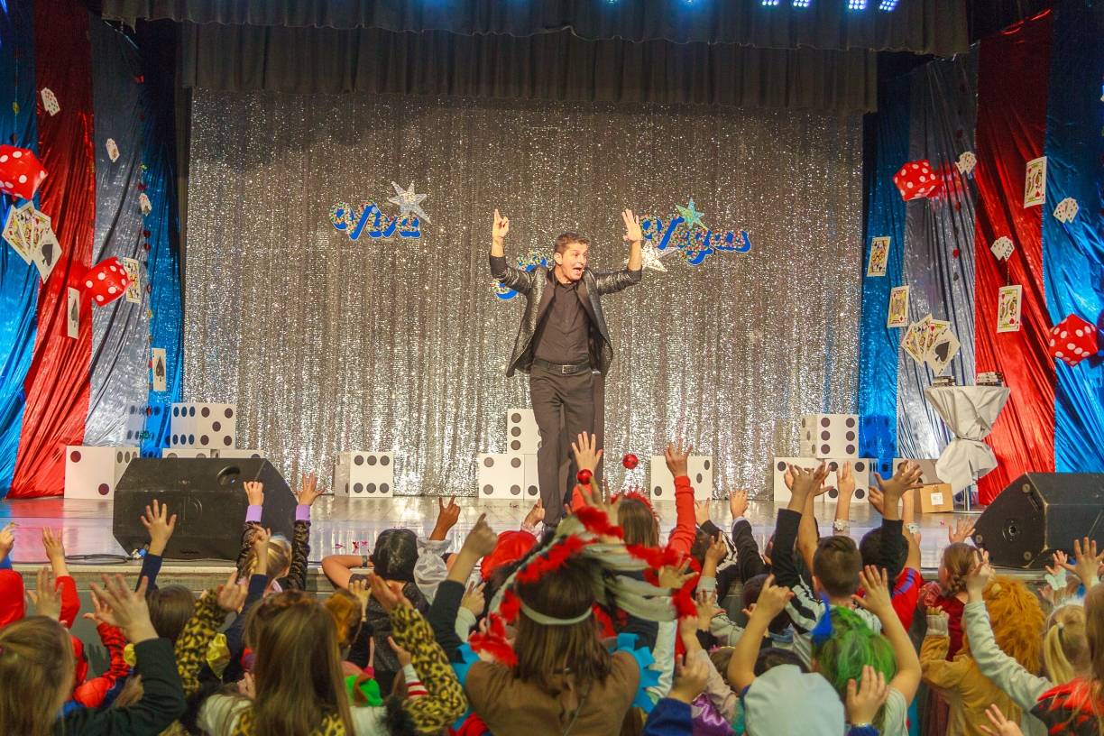  Der Zauberer Charlie Martin hatte die kleinen Jecken bei der Kindersitzung voll im Griff. 
