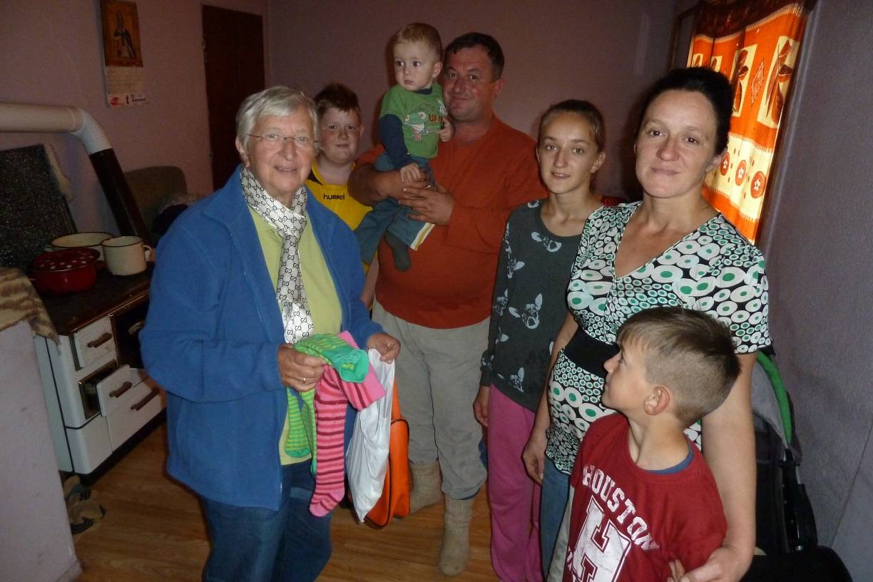  Im September traf das Ehepaar Hölz (links im Bild Ursula Hölz) eine sechsköpfige Familie, die in einer Hütte am Waldesrand wohnt und versucht, sich durch den Verkauf von gesammelten Pilzen über Wasser zu halten. 